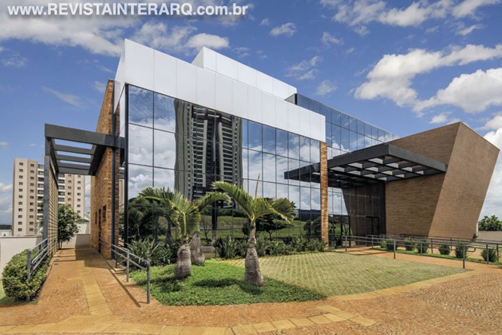 Ambientes funcionais e que valorizaram o fluxo de trabalho foi a proposta deste projeto - Revista InterArq | Arquitetura, Decoração, Design, Paisagismo e Lifestyle