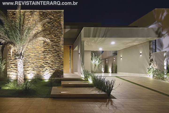 Grandes portas entre os ambientes dão a possibilidade de setorizar ou integrar quando necessário - Revista InterArq | Arquitetura, Decoração, Design, Paisagismo e Lifestyle