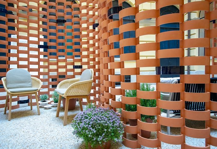 Inspirado em Barcelona: Design Mediterrâneo Em Brera, na Via Dante, 14, uma exposição sobre Barcelona, com todas as suas cores, natureza coletiva e ensolarada, infinidade de personagens, herança cultural, formas e tradições. 