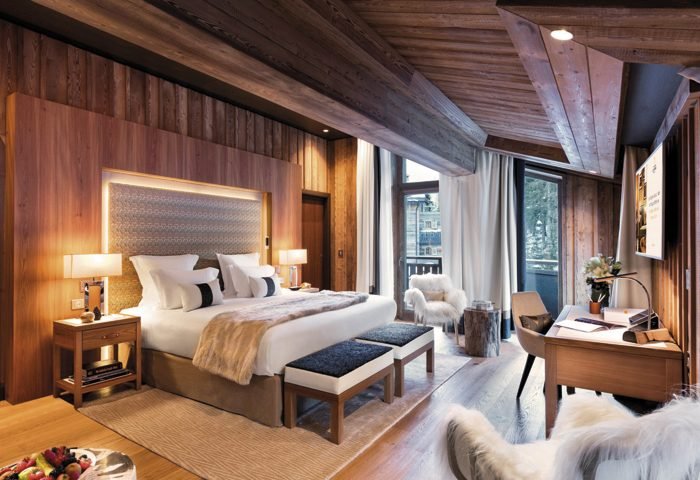 Toda a rede de hotéis de Courchevel se destaca pelo serviço impecável. Na foto, uma confortável suíte do Les Neiges. foto_Fabrice Rambert