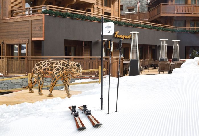 Maisons como Valentino e Chanel  estão espalhadas no centro de Courchevel.