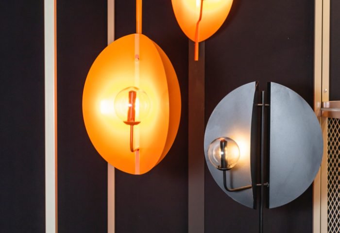 Na Mostra Brazil: Essentially Diverse, realizada pela Apex-Brasil, várias empresas brasileiras apresentam seus produtos na semana de Design de Milão. Na foto lançamento da La Lampe