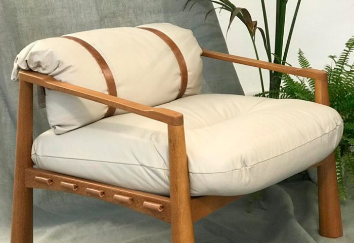 Moora Mobilia Brasileira A marca desembarca no Superstudio Più, na região de Tortona, um dos circuitos do Fuori Salone. A marca apresenta a coleção Brazilian Diversity, com peças assinadas pelos designers brasileiros Angelo Duvoisin, Giacomo Tomazzi, Aciole Felix, Mauricio Arruda, Rejane Carvalho Leite, Bruno Senna e ,Ovo. Entre as novidades está a cadeira Harp, assinando por Aciole Felix