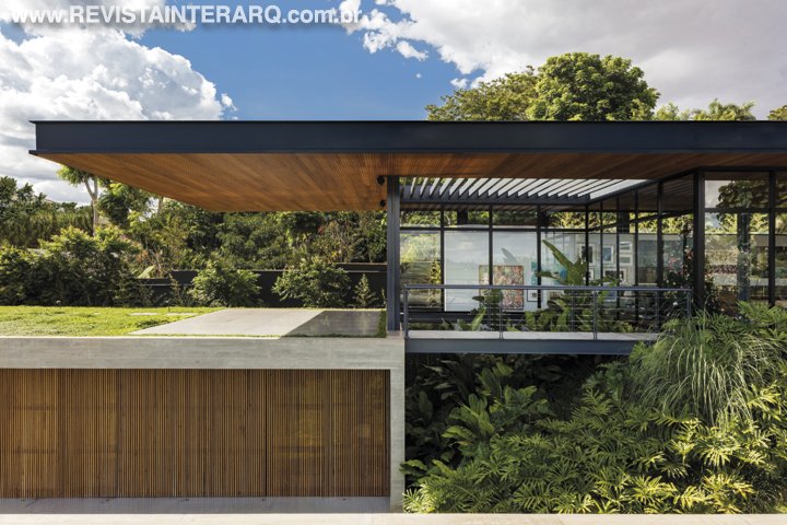 Uma casa térrea e contemporânea, em meio a natureza - Revista InterArq | Arquitetura, Decoração, Design, Paisagismo e Lifestyle