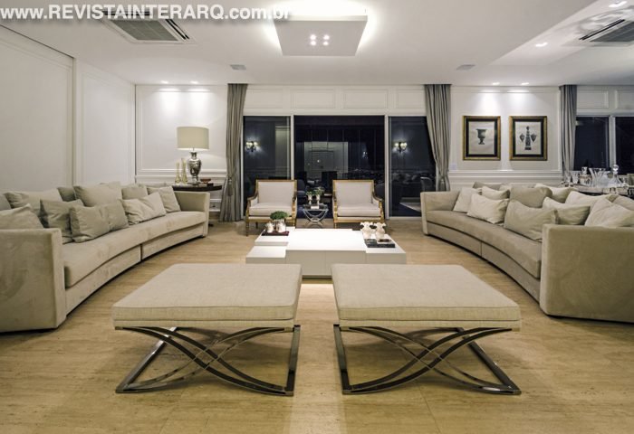 Um projeto de estilo clássico, com marcas de atemporalidade, que priorizou a funcionalidade, aconchego e integração - Revista InterArq | Arquitetura, Decoração, Design, Paisagismo e Lifestyle