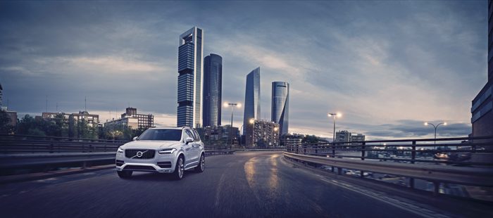 Mesmo sendo um SUV de grande porte, seu motor 2.0 turbo não deixa a desejar. A versão híbrida T8, com 407 CV de potência conjunta entre os motores elétricos e combustão, faz de 0 a 100 em 5,6s e a versão a gasolina T6 em 6,5s. Ambas atingem 230km/h de velocidade final. Na foto, o detalhe dos faróis full LED dianteiros no formato do martelo de Thor