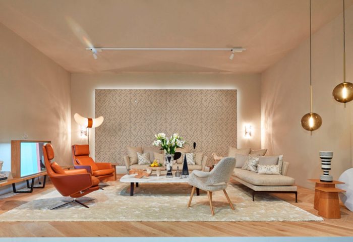 Para o Salone del Mobile de 2019, a Vitra explora quatro ambientes distintos moldados por quatro pontos de vista diferente: a perspectiva do nômade. Como lançamento, a marca traz o sofá Vlinder de Hella Jongerius, Poltrona Grand Relax de Antonio Citterio, além de novidades e novos produtos de Charles & Ray Eames, Konstantin Grcic e Barber & Osgerby.