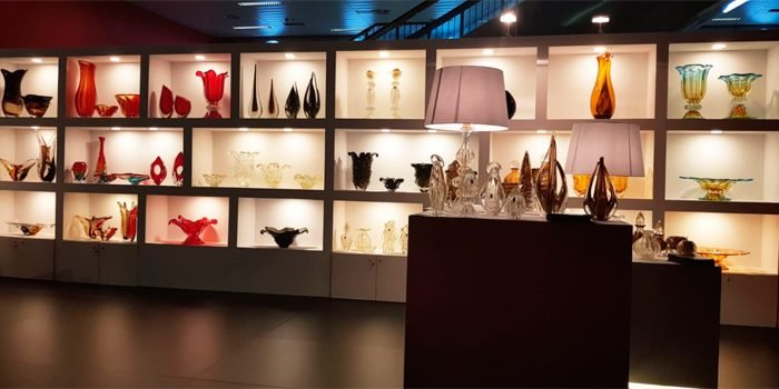 O Projeto Brazilian Furniture, realizado pela  Abimóvel e Apex-Brasil, trouxe o design das  empresas brasileiras para o salão. Na foto lançamentos da Cristais São Marcos.