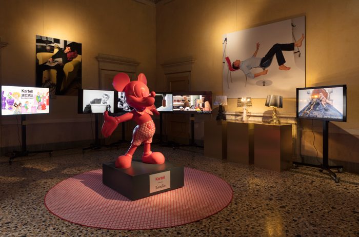 70 anos de KARTELL Em 2019, no salão e no fuore, a Kartell celebra o seu 70° aniversário através de um excitante calendário de atividades, que combinam o lançamento de vários produtos tecnologicamente inovadores com eventos culturais.