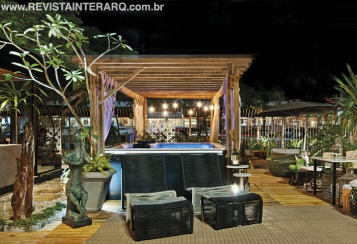 Refúgio Spa por Carla Bonfim: São José do Rio Preto/SP, (17) 99608-3132, carlacbonfim@hotmail.com, Q@carlacbonfim Flávio Sabino: São José do Rio Preto/SP, (17) 99215-4004, flaviosabinoo@gmail.com, Q@fsabino.interiores  Poltronas pretas Tidelli, Perfil Casa (17) 3216-6772 | Tapete, P.O. Móveis e Estofados (17) 3242-4080 e 99622-3860  Cortinas, Versátil by Nilza Decor (17) 3364-4407 | Spa e Ofuro, Riolax (17) 3216-4042 
