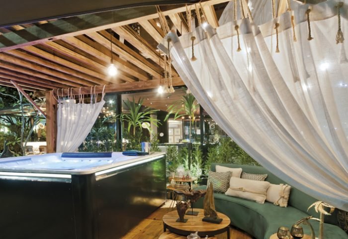 Refúgio Spa por Carla Bonfim: São José do Rio Preto/SP, (17) 99608-3132, carlacbonfim@hotmail.com, Q@carlacbonfim Flávio Sabino: São José do Rio Preto/SP, (17) 99215-4004, flaviosabinoo@gmail.com, Q@fsabino.interiores  Poltronas pretas Tidelli, Perfil Casa (17) 3216-6772 | Tapete, P.O. Móveis e Estofados (17) 3242-4080 e 99622-3860  Cortinas, Versátil by Nilza Decor (17) 3364-4407 | Spa e Ofuro, Riolax (17) 3216-4042 