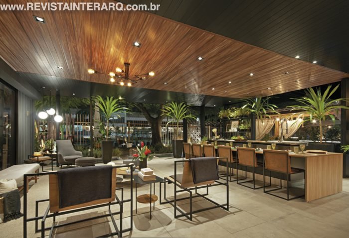 Deck Gourmet Compacto Imóveis e Alameda do Flamboyant por Fábio Triunfo: R. Rio Grande do Sul, 1030, Catanduva/SP (17) 99756-0118, triunfo.fabio@gmail.com, Q@arqfabiotriunfo; João Paulo Corrêa: R. Humberto Gozzo, 340, Catanduva/SP,  (17) 99229-4064, contato@joaopaulocorreaarquitetura.com.br, Q@arquitetojoaopaulocorrea  Esquadrias, Aluvetro Esquadrias (17) 3238-1220 | Piso, Casa dos Construtores (17) 3215-9000  Móveis planejados, Marcato (17) 3121-7544 