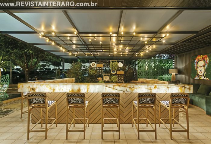 Wine Bar por Mariana Rocco Arquitetura & Design: R. Benjamim Constant, 3639, São José do Rio Preto/SP (17)99139-0063, mariana@marianaroccoarquitetura.com.br, Q@marianaroccoarq  Piso, Casa dos Construtores (17) 3215-9000 | Quadro, Eduardo Bittencourt (17) 98210-8084 Mármore, Marmocruz Marmoraria (17) 3218-3669 | Iluminação, NR Iluminação (17) 3233-6458  Cobogós, PEC PISOS (17) 3216-4951 e 99634-5341 |  Móveis e decoração, Sila Décor (17) 3363-6754