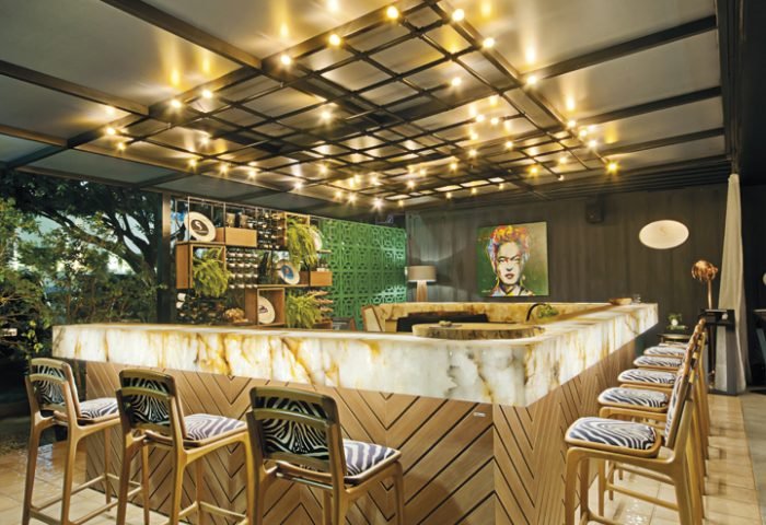 Wine Bar por Mariana Rocco Arquitetura & Design: R. Benjamim Constant, 3639, São José do Rio Preto/SP (17)99139-0063, mariana@marianaroccoarquitetura.com.br, Q@marianaroccoarq  Piso, Casa dos Construtores (17) 3215-9000 | Quadro, Eduardo Bittencourt (17) 98210-8084 Mármore, Marmocruz Marmoraria (17) 3218-3669 | Iluminação, NR Iluminação (17) 3233-6458  Cobogós, PEC PISOS (17) 3216-4951 e 99634-5341 |  Móveis e decoração, Sila Décor (17) 3363-6754