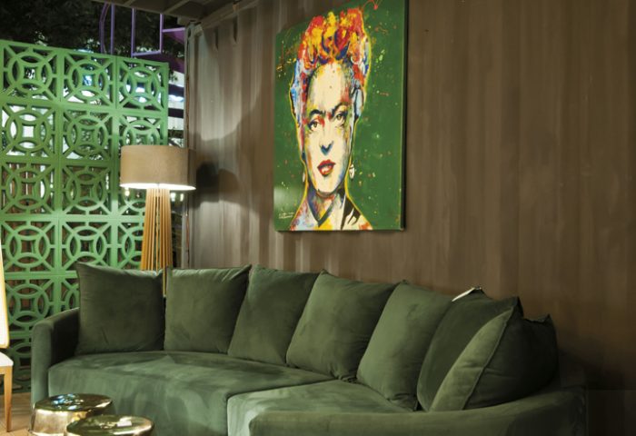 Wine Bar por Mariana Rocco Arquitetura & Design: R. Benjamim Constant, 3639, São José do Rio Preto/SP (17)99139-0063, mariana@marianaroccoarquitetura.com.br, Q@marianaroccoarq  Piso, Casa dos Construtores (17) 3215-9000 | Quadro, Eduardo Bittencourt (17) 98210-8084 Mármore, Marmocruz Marmoraria (17) 3218-3669 | Iluminação, NR Iluminação (17) 3233-6458  Cobogós, PEC PISOS (17) 3216-4951 e 99634-5341 |  Móveis e decoração, Sila Décor (17) 3363-6754