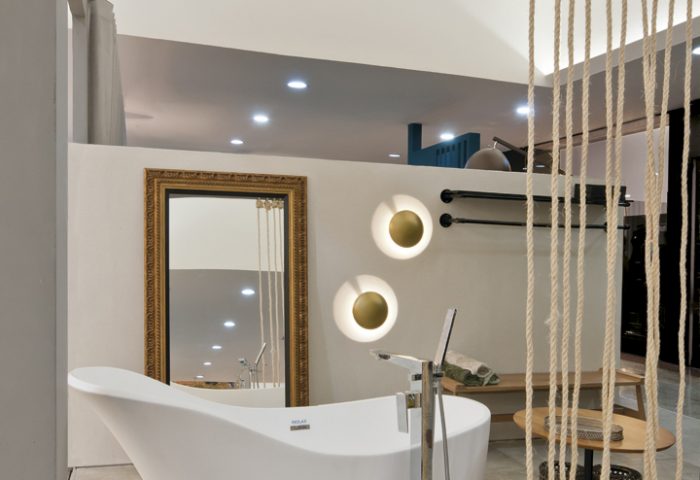 Dormitório e Banho Loft Manhattan Masotti por Isabela Uliana e Natalia Cangini: São José do Rio Preto/SP, (17) 3364-2779 contato@ulianacangini.com.br, Eulianacanginiarquitetura, Q@ulianacanginiarquitetura  Cortina motorizada, Desilux Decorações (17) 3225-2444 | Telas, Eduardo Bittencourt (17) 98210-8084  Móveis e objetos, Masotti (17) 3216-2789 | Piso e revestimentos, Ornamentare (17) 3201-5400   Banheira, Riolax (17) 3216-4042 | Enxoval, Versátil by Nilza Decor (17) 3364-4407 e 98145-0184 