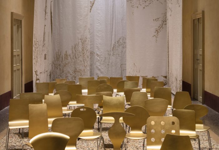70 anos de KARTELL Em 2019, no salão e no fuore, a Kartell celebra o seu 70° aniversário através de um excitante calendário de atividades, que combinam o lançamento de vários produtos tecnologicamente inovadores com eventos culturais.