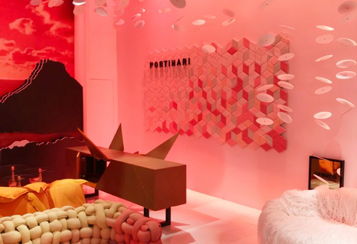 Quem passar pelo pavilhão 20, stand D 06, poderá conferir a collab produtiva da A LOT OF BRASIL e Portinari. No stand, os visitantes poderão conhecer a coleção Joy MZ, assinada pela arquiteta Marília Zimmermann, para a Portinari.