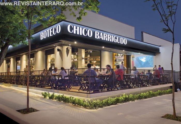 Para criar um “boteco de rua”, os profissionais utilizaram elementos que remetem aos antigos armazéns de “secos e molhados”, mas com uma pegada industrial. - Revista InterArq | Arquitetura, Decoração, Design, Paisagismo e Lifestyle