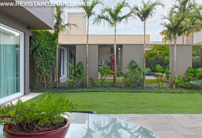 O desafio desta reforma foi dar mais design e contemporaneidade à arquitetura e ao design de interiores e  utilizar todos os móveis do acervo do proprietário - Revista InterArq | Arquitetura, Decoração, Design, Paisagismo e Lifestyle