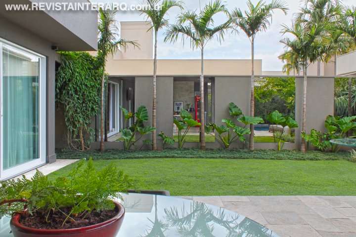O desafio desta reforma foi dar mais design e contemporaneidade à arquitetura e ao design de interiores e  utilizar todos os móveis do acervo do proprietário - Revista InterArq | Arquitetura, Decoração, Design, Paisagismo e Lifestyle
