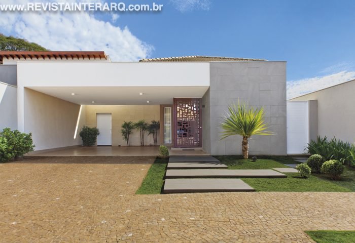 Pensada para o dia a dia, esta residência térrea exibe ambientes recheados de luz natural e integração - Revista InterArq | Arquitetura, Decoração, Design, Paisagismo e Lifestyle
