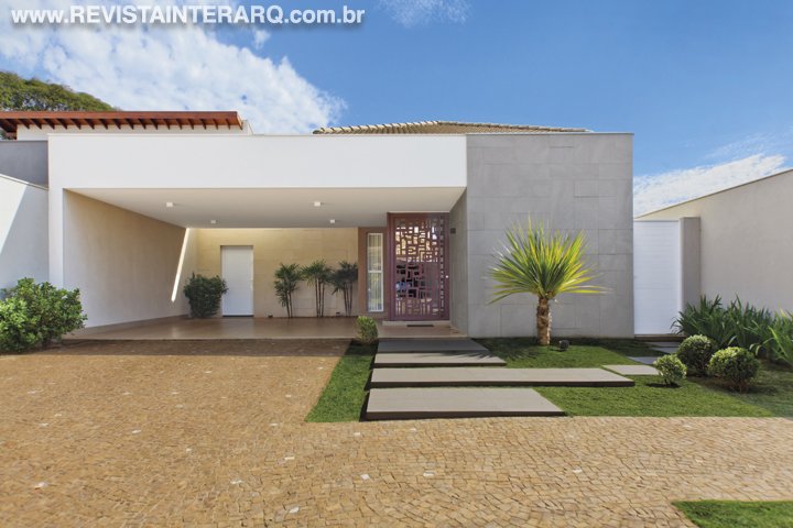 Pensada para o dia a dia, esta residência térrea exibe ambientes recheados de luz natural e integração - Revista InterArq | Arquitetura, Decoração, Design, Paisagismo e Lifestyle