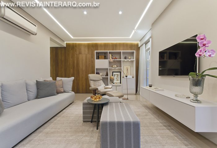 O projeto de reforma deste apartamento foi pautado pelo desejo do casal de ter uma morada com atmosfera leve e acolhedora - Revista InterArq | Arquitetura, Decoração, Design, Paisagismo e Lifestyle
