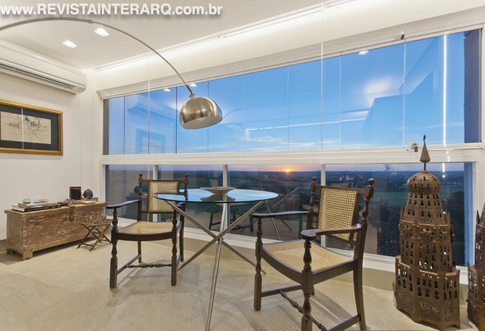 Para oferecer mais funcionalidade e conforto, os profissionais reconfiguraram este apartamento e otimizaram os ambientes de forma inteligente - Revista InterArq | Arquitetura, Decoração, Design, Paisagismo e Lifestyle