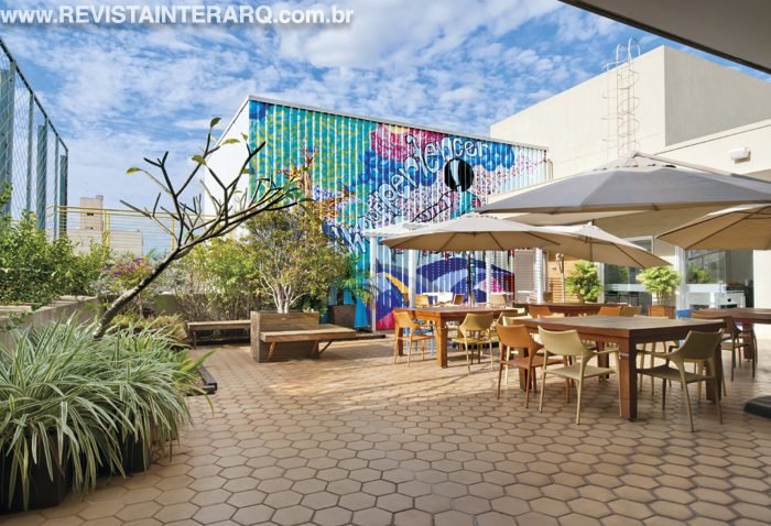 Para fazer a nova sede de uma empresa de tecnologia, os profissionais criaram um projeto moderno, com destaque para a coleção de artes do proprietário - Revista InterArq | Arquitetura, Decoração, Design, Paisagismo e Lifestyle
