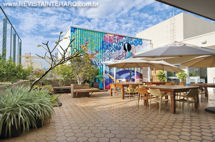 Para fazer a nova sede de uma empresa de tecnologia, os profissionais criaram um projeto moderno, com destaque para a coleção de artes do proprietário - Revista InterArq | Arquitetura, Decoração, Design, Paisagismo e Lifestyle