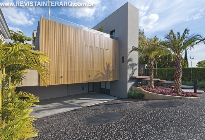 Uma arquitetura bem moderna e sintonizada com um cotidiano prático, foi a proposta do projeto que ainda aproveitou ao máximo a bela vista do entorno - Revista InterArq | Arquitetura, Decoração, Design, Paisagismo e Lifestyle