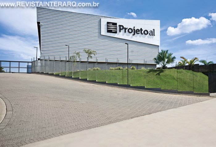 O desafio do projeto desta fábrica foi preencher todos os requisitos técnicos e, ao mesmo tempo, traduzir nas formas e acabamentos o momento atual de modernidade da empresa - Revista InterArq | Arquitetura, Decoração, Design, Paisagismo e Lifestyle