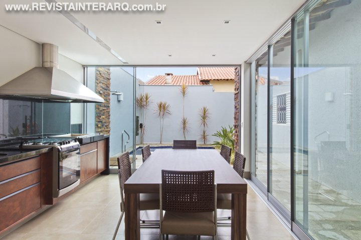 Mesmo com espaços reduzidos, a residência ganhou uma área gourmet com spa - Revista InterArq | Arquitetura, Decoração, Design, Paisagismo e Lifestyle