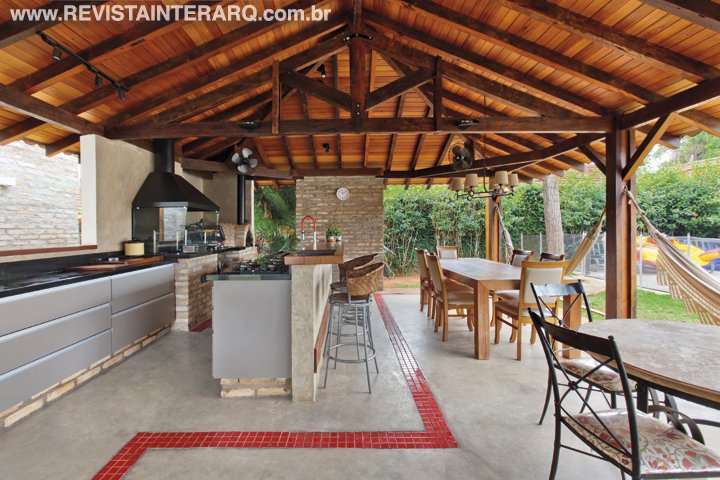 Esta residência ganhou um espaço gourmet com piscina para receber os filhos e netos dos proprietários - Revista InterArq | Arquitetura, Decoração, Design, Paisagismo e Lifestyle