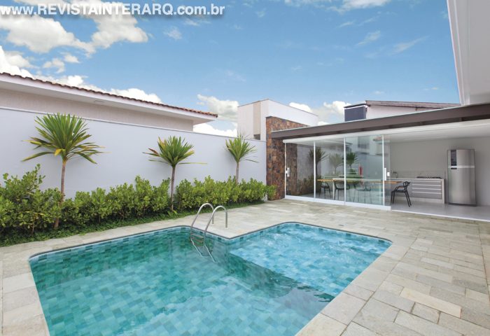 Neste projeto de ampliação e reforma, foi criada uma nova área gourmet e a piscina foi repaginada - Revista InterArq | Arquitetura, Decoração, Design, Paisagismo e Lifestyle