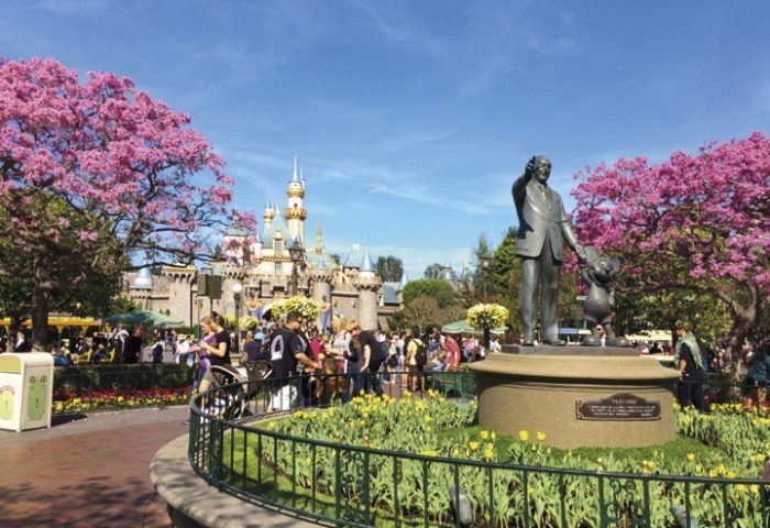 Na Disneyland, os personagens de Mickey Mouse dos contos encantados, Star Wars, Carros, Piratas do Caribe e muito mais te esperam para uma aventura incrível. Foto_Josh McConnell
