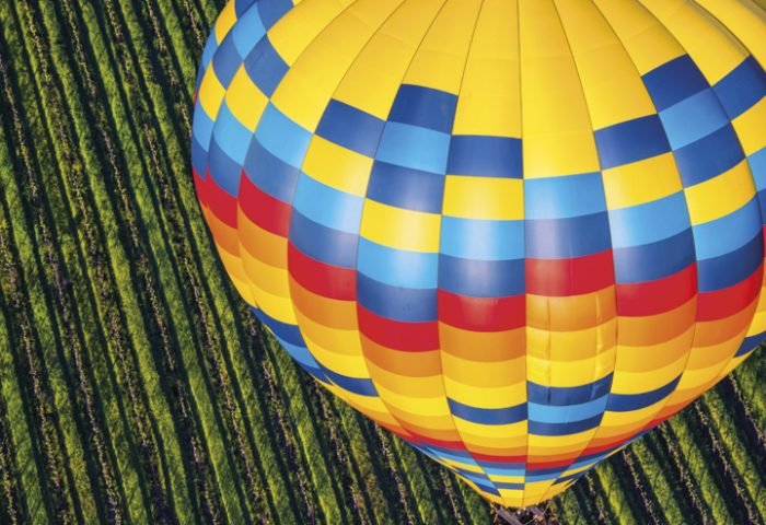 Nesta e ao lado, você pode escolher passear de balão sobre as vinícolas de Napa Valley ou alugar um super esportivo e andar pelas estradas da região. Foto_Bob McClenahan
