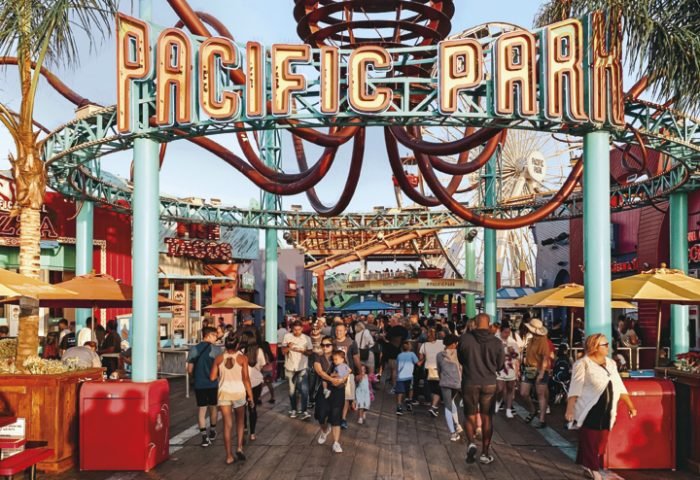 Nesta e no alto, à direita, o famoso Pacific Park no Pier de Santa Mônica. Ao lado, apresentação de baleias no SeaWorld em San Diego. Foto_Derick Mckinney