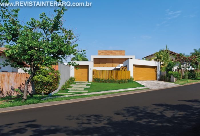 Com conceito menos é mais, o grande destaque da casa é a volumetria simples e marcante com grandes painéis - Revista InterArq | Arquitetura, Decoração, Design, Paisagismo e Lifestyle