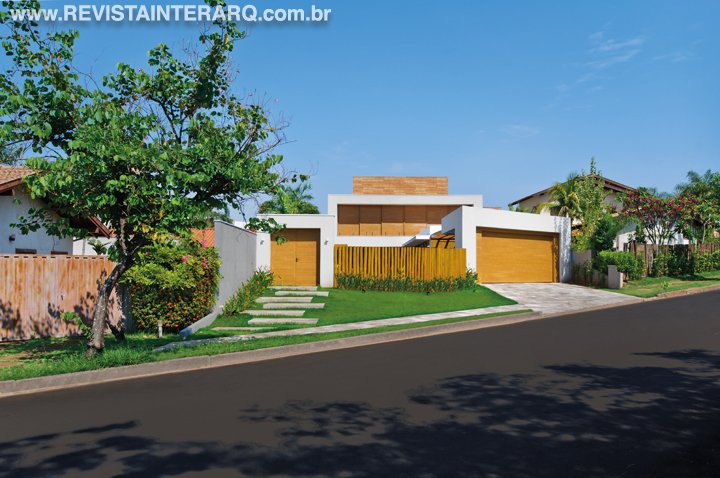 Com conceito menos é mais, o grande destaque da casa é a volumetria simples e marcante com grandes painéis - Revista InterArq | Arquitetura, Decoração, Design, Paisagismo e Lifestyle