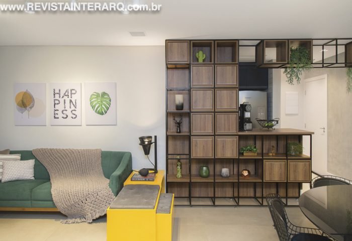 A proposta foi um apartamento moderno com um toque industrial e, para dar aconchego, a arquiteta utilizou móveis coloridos e muito verde - Revista InterArq | Arquitetura, Decoração, Design, Paisagismo e Lifestyle