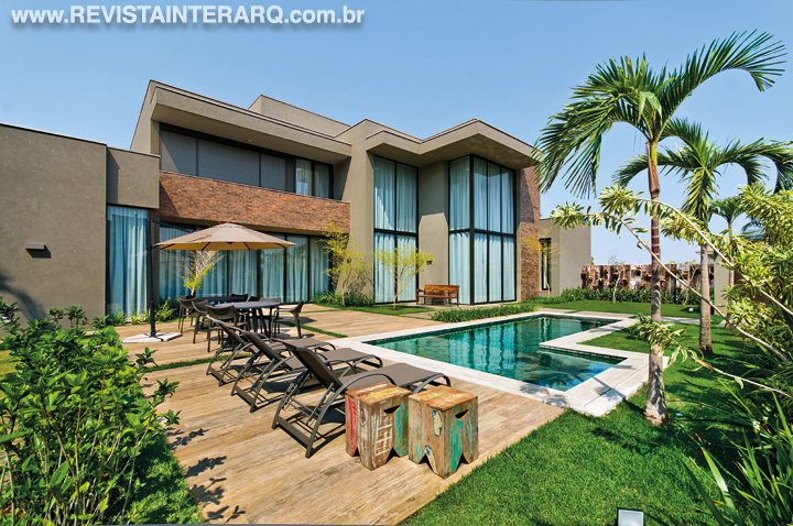 O destaque desta casa ficou por conta da arquitetura contemporânea - Revista InterArq | Arquitetura, Decoração, Design, Paisagismo e Lifestyle