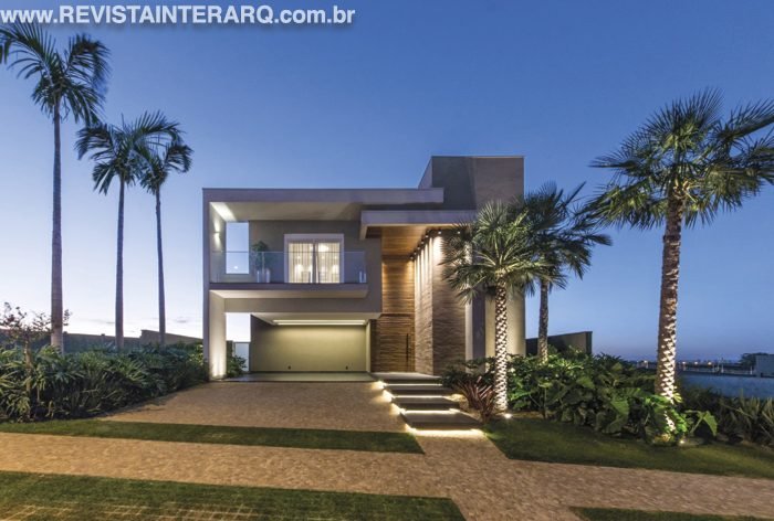 A iluminação cênica valorizou os acabamentos desta casa contemporânea - Revista InterArq | Arquitetura, Decoração, Design, Paisagismo e Lifestyle