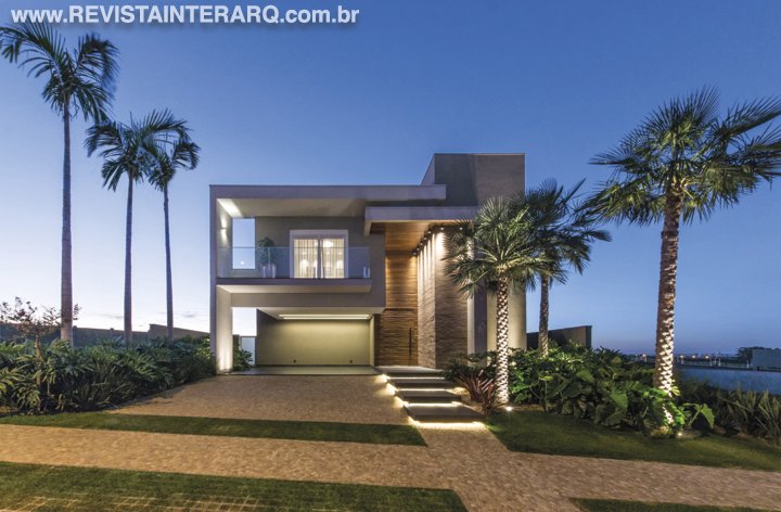 A iluminação cênica valorizou os acabamentos desta casa contemporânea - Revista InterArq | Arquitetura, Decoração, Design, Paisagismo e Lifestyle