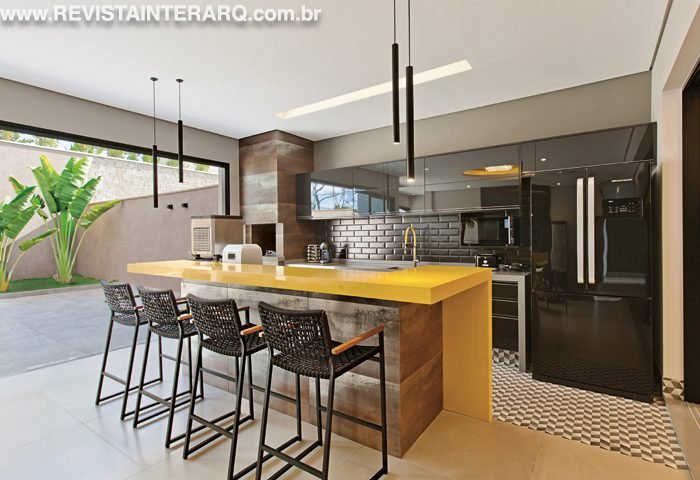 O mote da casa é o gourmet, que ficou centralizado de forma que área social e  área externa se tornassem um único ambiente - Revista InterArq | Arquitetura, Decoração, Design, Paisagismo e Lifestyle