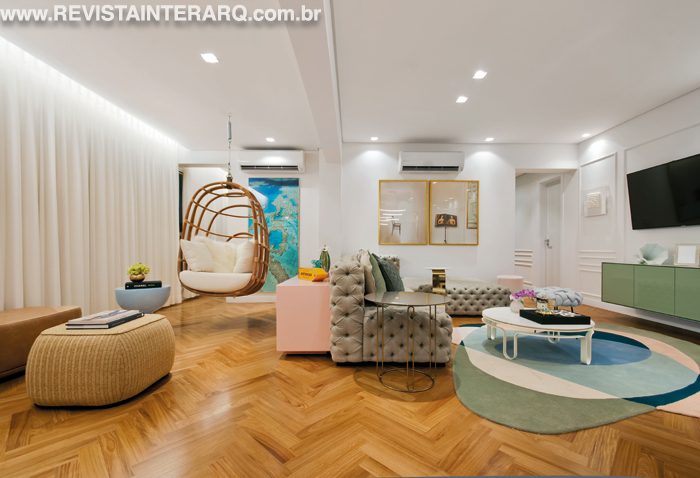 Para ampliar e integrar os espaços, a arquiteta eliminou alguns elementos e apostou na iluminação pontual para valorizar os ambientes - Revista InterArq | Arquitetura, Decoração, Design, Paisagismo e Lifestyle
