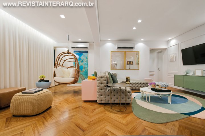 Para ampliar e integrar os espaços, a arquiteta eliminou alguns elementos e apostou na iluminação pontual para valorizar os ambientes - Revista InterArq | Arquitetura, Decoração, Design, Paisagismo e Lifestyle