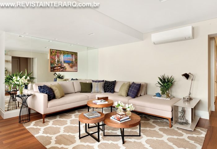Inspirada em um quadro comprado pela cliente, a arquiteta trabalhou com estilo moderno e pegada clássica na marcenaria - Revista InterArq | Arquitetura, Decoração, Design, Paisagismo e Lifestyle