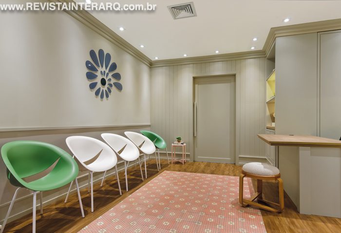 Para criar um layout moderno na clínica de geriatria, foram utilizados  mobília em tons neutros e amadeirados - Revista InterArq | Arquitetura, Decoração, Design, Paisagismo e Lifestyle
